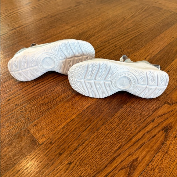 Nike Gray and White Flex Runner 3 size youth 13 - New - Picture 3 of 6